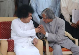 சத்தியமே சாயி.... A.P.J.Abdul+Kalam+Shakes+hands+with+sai+baba