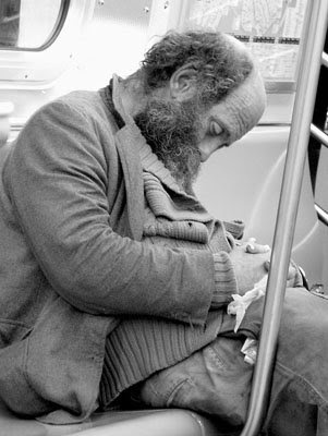 man_met_baard_in_metro.jpg