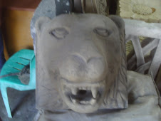 patung kepala singa
