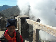 Di bibir kawah Bromo