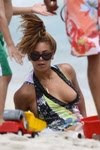 Beyonce fica com peito de fora em nippleslip