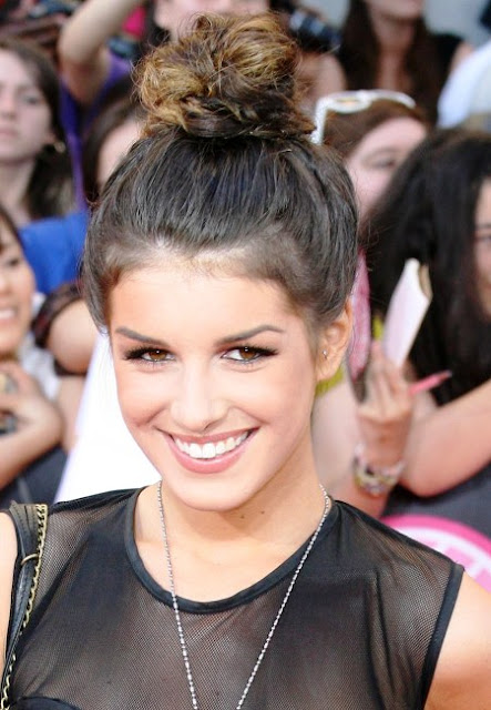 Shenae Grimes wore face-framing, wavy layers complete with highlights for 