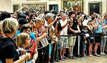 Crowd standing before the Mona Lisa at the Louvre