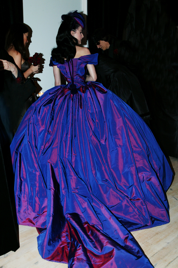 [Obrazek: purple-wedding-dress-back-dita-von-cheese.jpg]