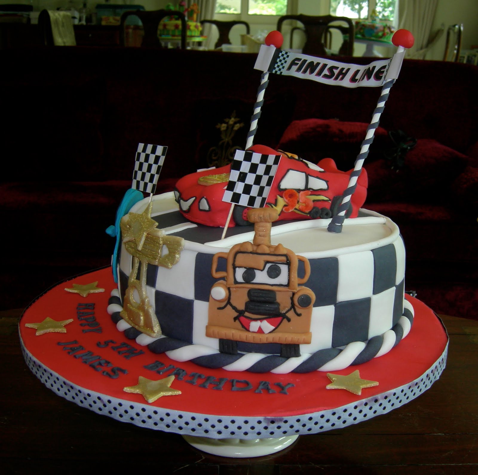  LIGHTNING MCQUEEN CAKE