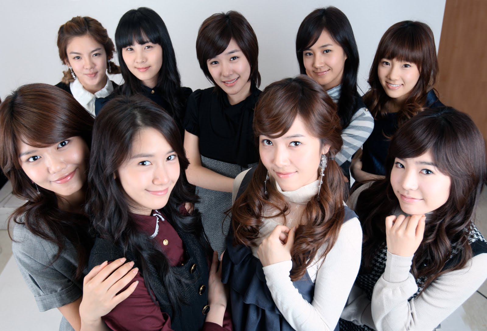 http://4.bp.blogspot.com/_UBuGuuKC7Gk/TE8x3EGeEtI/AAAAAAAACEI/ItFlyyo_95w/s1600/SNSD+Wallpaper.jpg