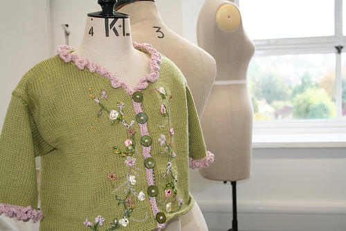 [knitting+floral+sweater+flickr+princess+tat+of+tinkle+shed.jpg]