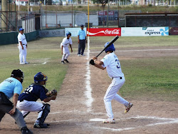 Atleta João Ayres rebatendo