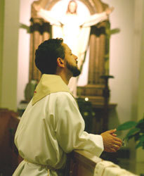 http://4.bp.blogspot.com/_UHht5Ro53L8/TN2Eu8hYd3I/AAAAAAAAFRA/SQdjVSGnF_c/s1600/sacerdote+en+oracion.jpg