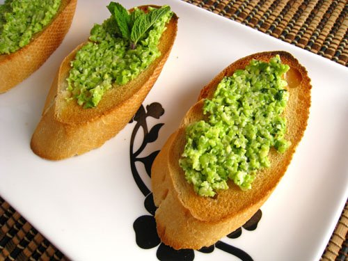 Crostini alla Pea Pesto