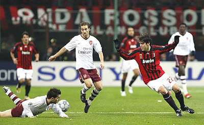 Milan's Brazilian midfielder Kaka (R) vies for the ball against Arsenal's Spanish players Cesc Fabregas (L) and Mathieu Flamini (C).