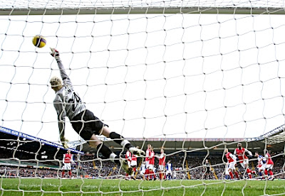 Arsenal goalkeeper Manuel Almunia fails to stop a free-kick from James McFadden of Birmingham
