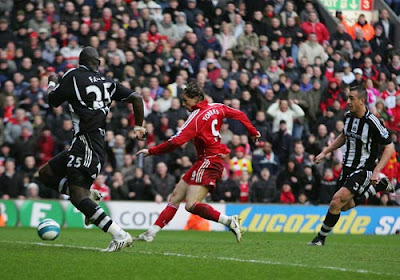 Fernando Torres of Liverpool scores the second goal