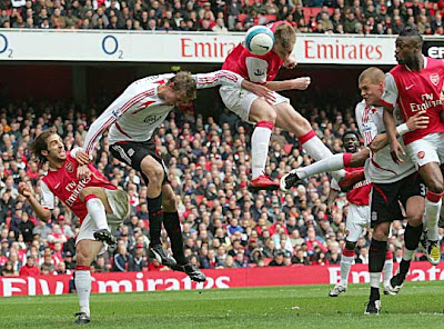 Arsenal striker Nicklas Bendtner scores the equalizer against Liverpool.