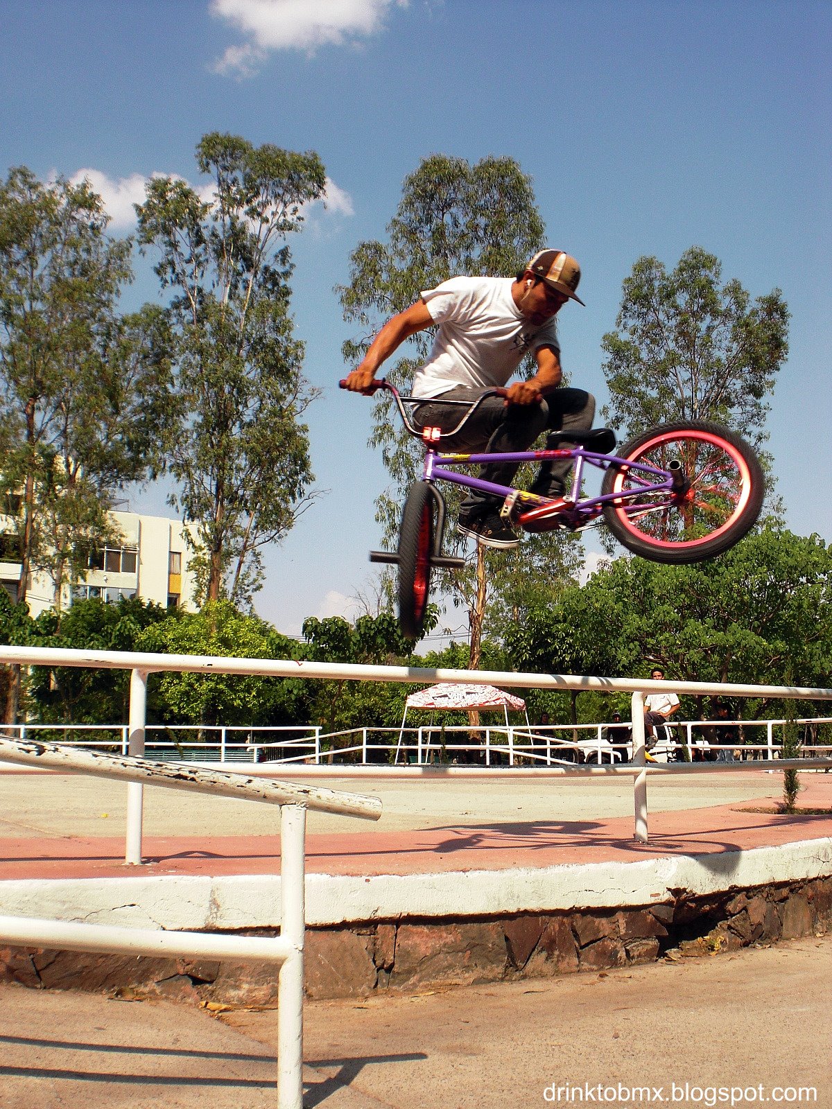 http://4.bp.blogspot.com/_ULk2LfDJWiU/SmYApKKTncI/AAAAAAAABOk/ErR25U660lU/s00/camilo++whip.jpg