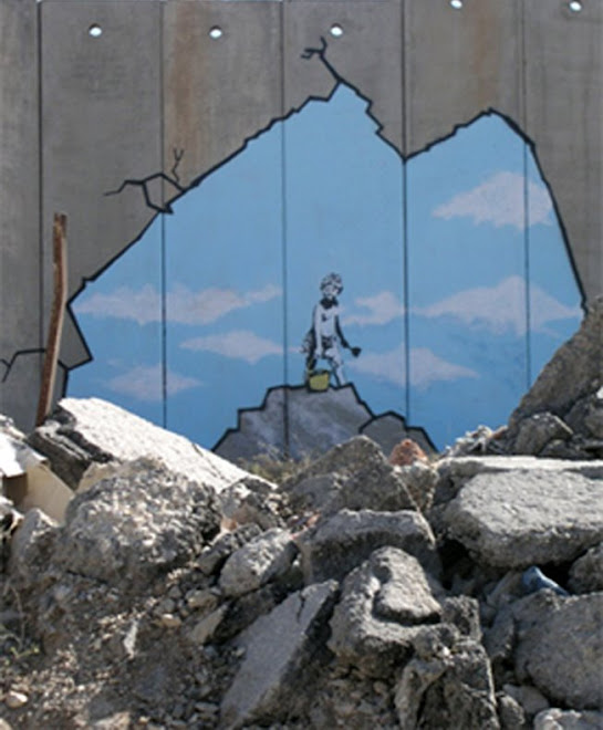 EN EL MURO CONSTRUIDO POR ISRAEL EN PALESTINA, BANKSY "ABRE" UN HUECO, SE VE EL CIELO...