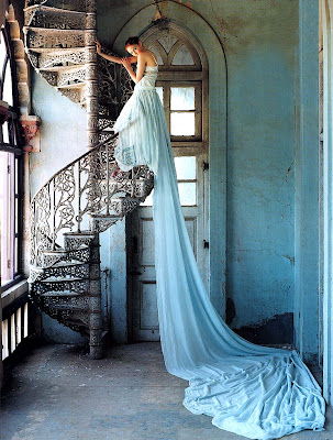 http://4.bp.blogspot.com/_UNRS3KPkBI4/ST0IESqz_tI/AAAAAAAACR0/_euy_-YZlZc/s400/Vogue-UK-July-2005-LilyTakesATrip-PhotosBy0TimWalker-ScannedBy-Zob-12.jpg