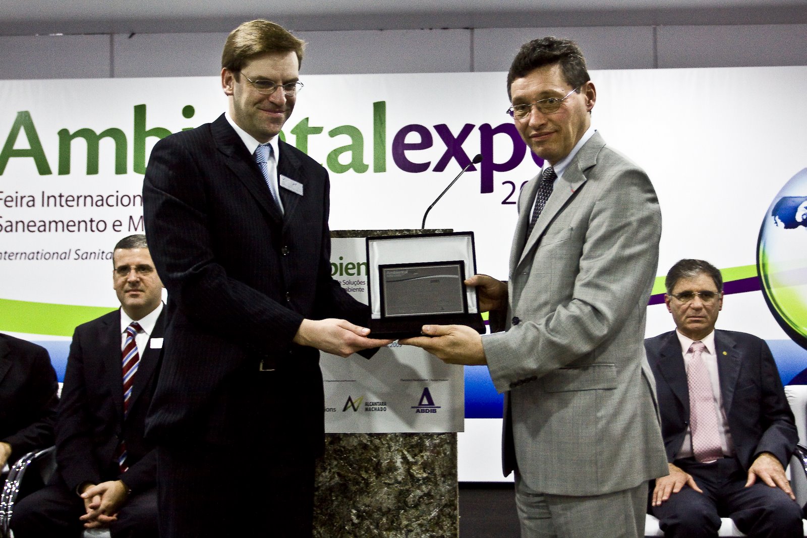 [=?iso-8859-1?Q?Consul=5FFran=E7a=5Frecebe=5Fhomenagem=5FAmbientalExpo-733187.jpg?=]