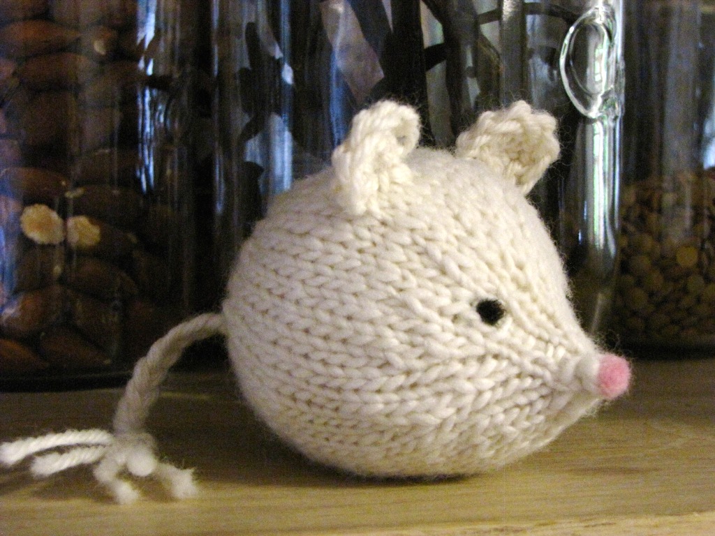 A New Little Critter Pattern, a Knitted Mouse and a Feature on the Living Cra...