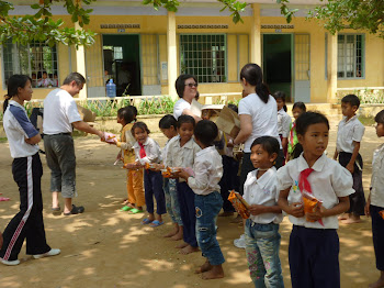 从付出爱心，替别人服务的过程中，感受自己的特质。10/04/10 (图是志工颁纪念品给越南贫穷的学童。)