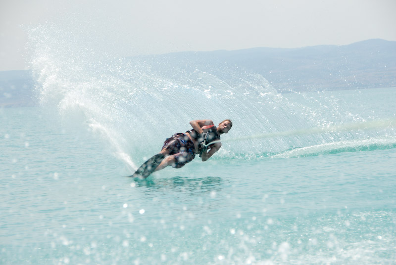 [waterskiing-3.jpg]