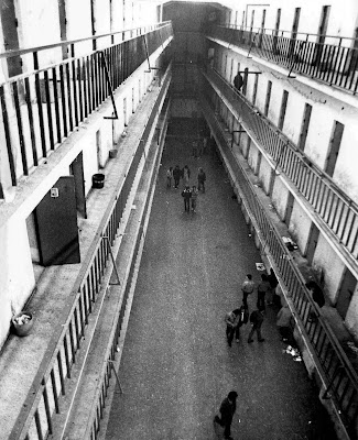 Más de trescientos presos ocupan los tejados de la prisión de Carabanchel. EL PAÍS Carabanchel+1