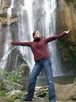 Das Sassi-Kind vor dem Wasserfall