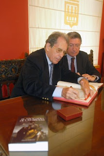 Gustav Henningsen firmando el libro de honor del Ayuntamiento de Logroño