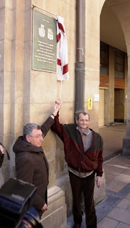 Los alcaldes de Logroño y Zugarramurdi inagurando placa conmemorativa