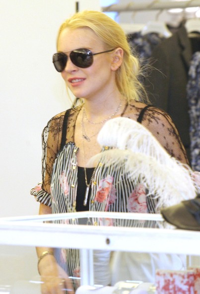 [Lindsay+Lohan+Out+Shopping+Paris+vDK2V15nTSbl.jpg]