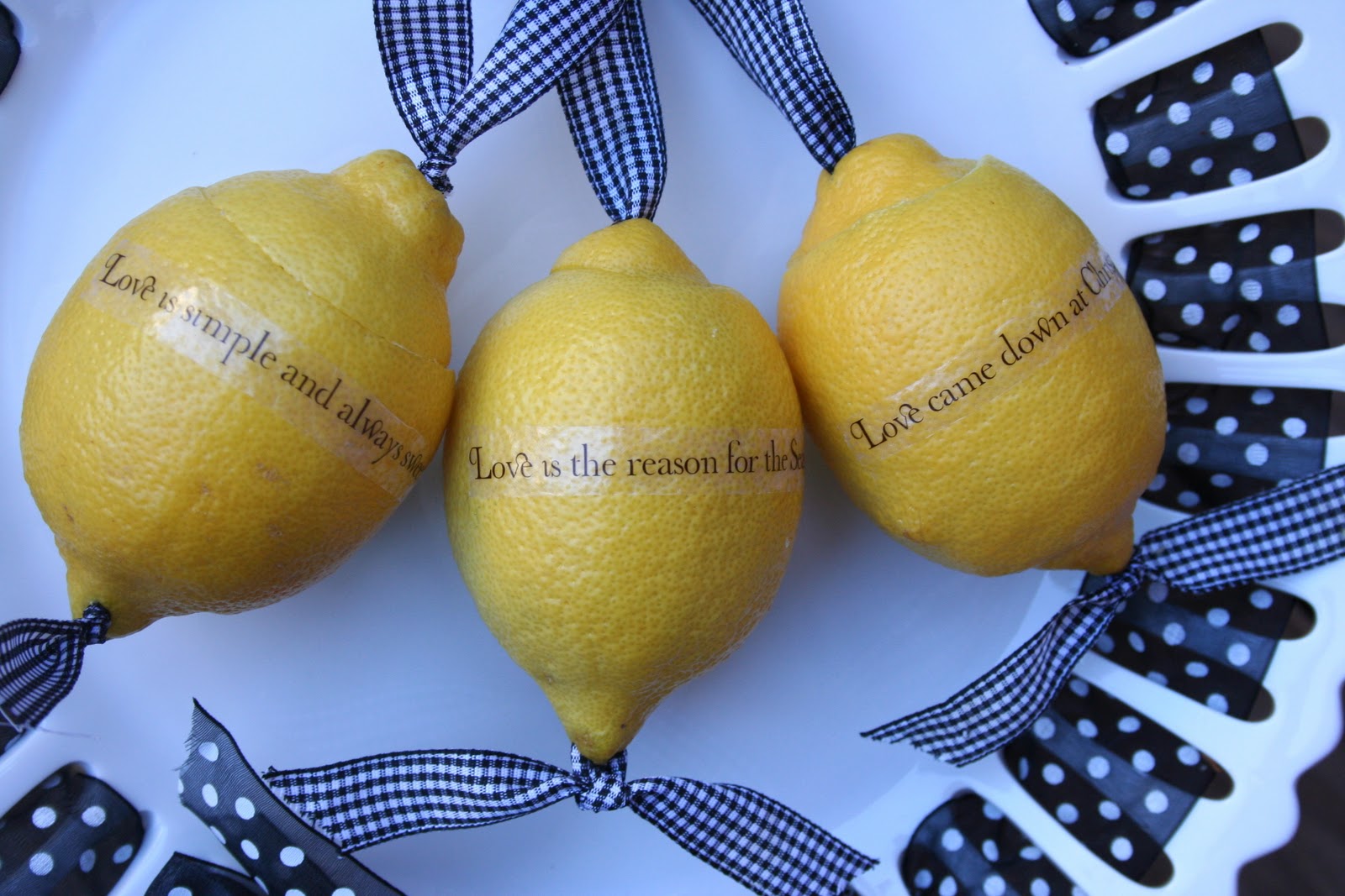 Lemon Ornaments: Christmas Tree Decorations with Little Money