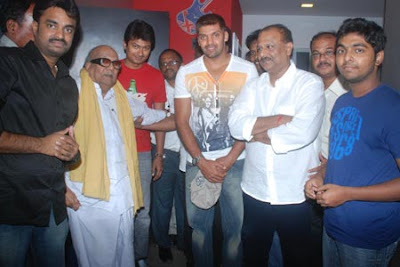 CM Karunanidhi watches 'Madrasapattinam'