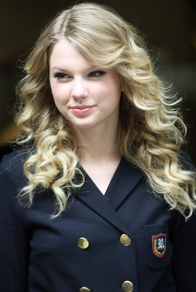 Taylor Swift Hairstyles Updos. taylor swift haircut 2010