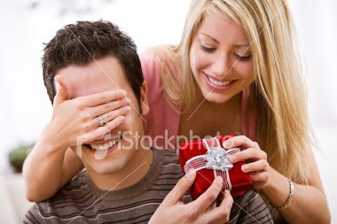 chica regalando obesquio a novio recupera a tu novia