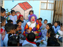 Con mi disfraz de payaso y mis niños bolivianos