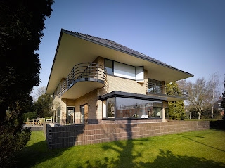 The narrow windows with steel window frames of Villa