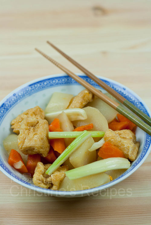 豆腐泡炆蘿蔔 Stewed Beancurd Puffs with Turnips & Carrots01