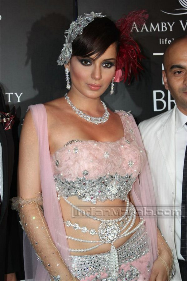 Glamour Actress Life Kangana Ranaut Show Her Hot Skin At India Bridal Week