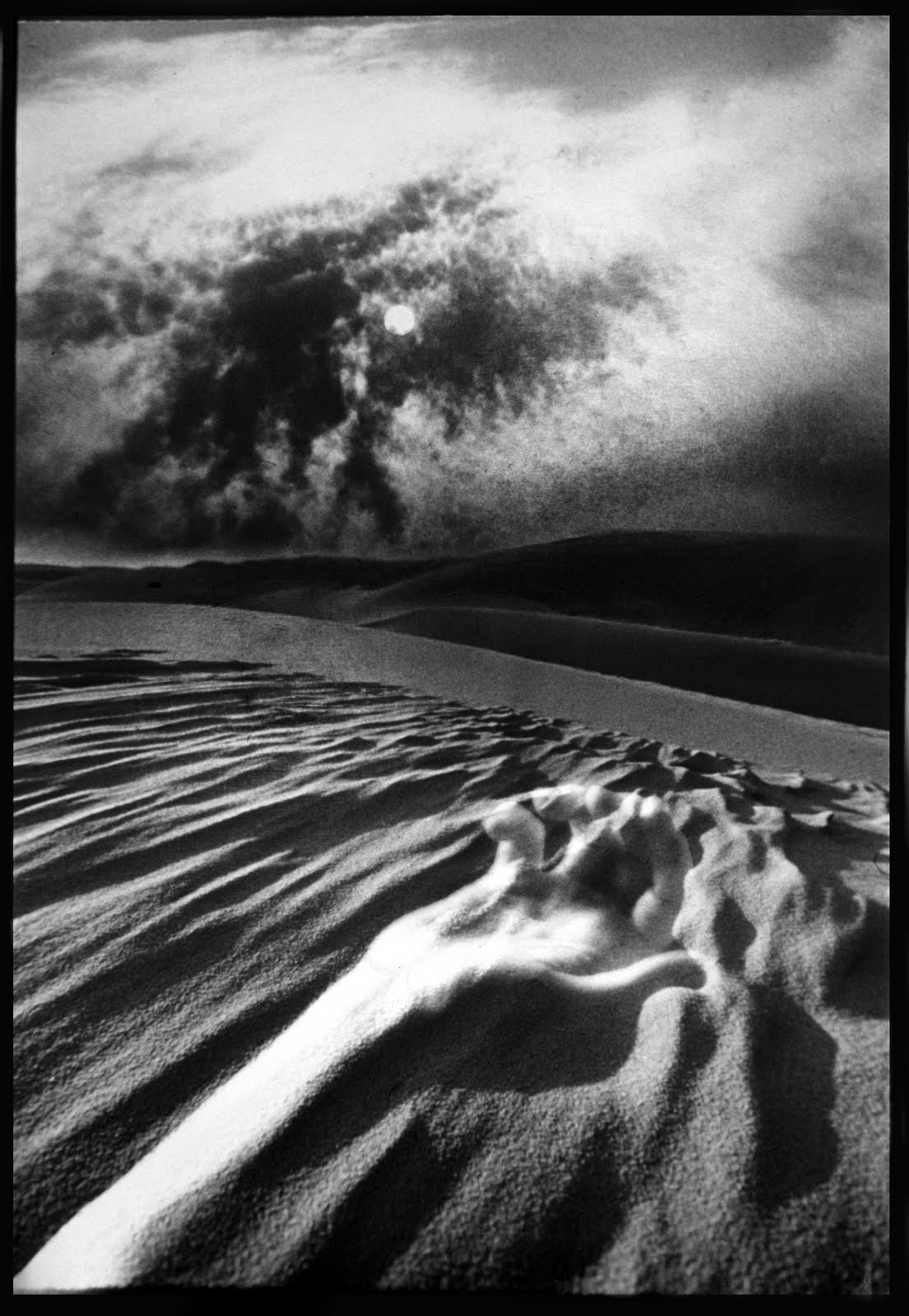 http://4.bp.blogspot.com/_V0dhICkB0dc/S7vzW1AfOdI/AAAAAAAAAOs/7GmJD4Da1lE/s1600/Hand+in+the+Sand+SHANT+Cal+copy.jpg