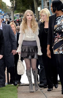 http://4.bp.blogspot.com/_V6Nqt3XAMVw/TKCpEXjgZgI/AAAAAAAABrk/q4CZ8__ggvA/s1600/Taylor+Swift+photoshoot+Italia+007.jpg