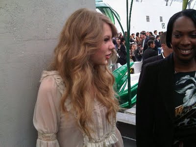 http://4.bp.blogspot.com/_V6Nqt3XAMVw/TKCpGBjtRHI/AAAAAAAABsE/gZCVpyYms70/s1600/Taylor+Swift+photoshoot+Italia+012.jpg