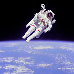 astronaut_free_flight_above_earth.jpg