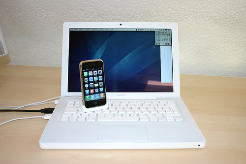 [macbook+iphone.jpg]