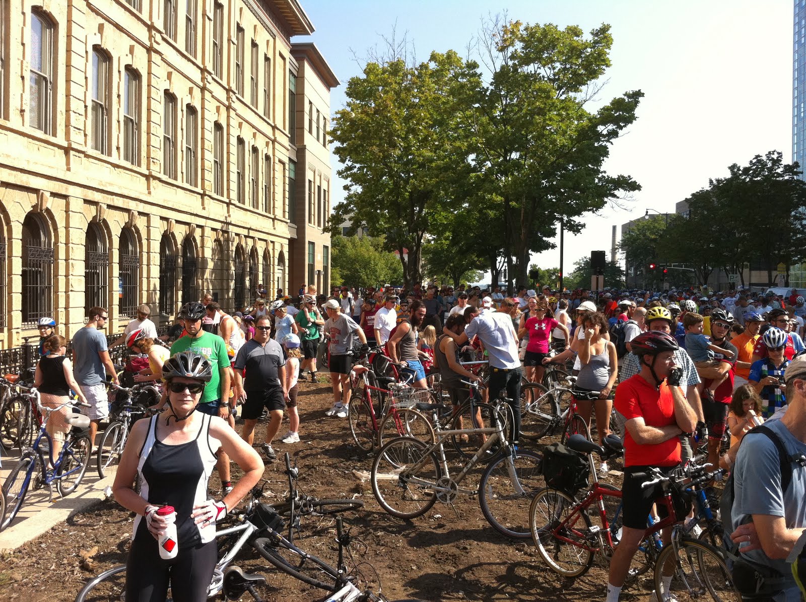 MADISON BIKE BLOG LANCE ARMSTRONG RIDES THE DRIVE IN MADISON