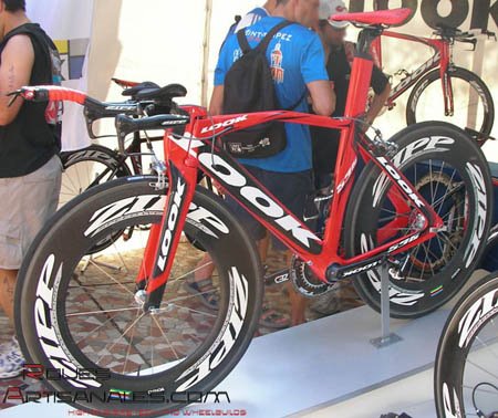 [Look09-look_596_tri_red.jpg]