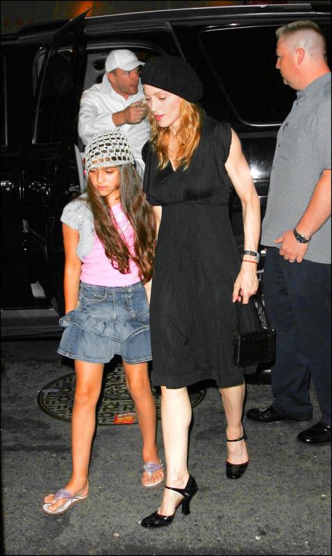[29982_Madonna_and_family_at_New_York_City_03.preview_0.jpg]