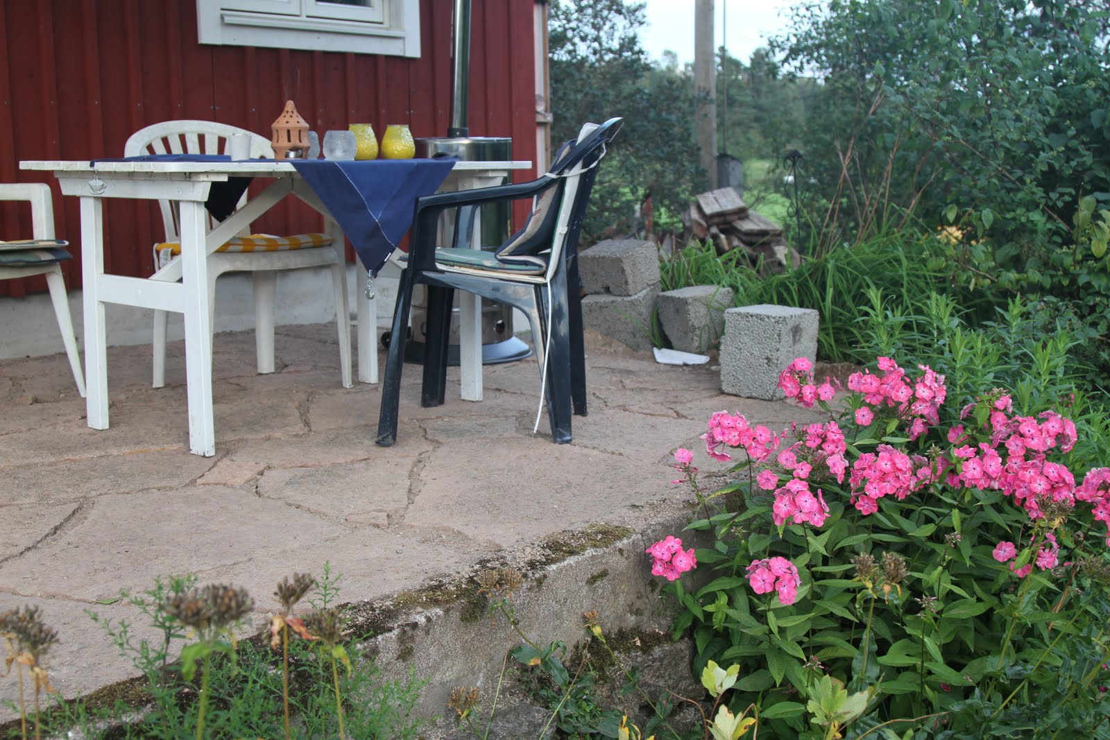 Hästliv på landet: källartrapp och uteplats