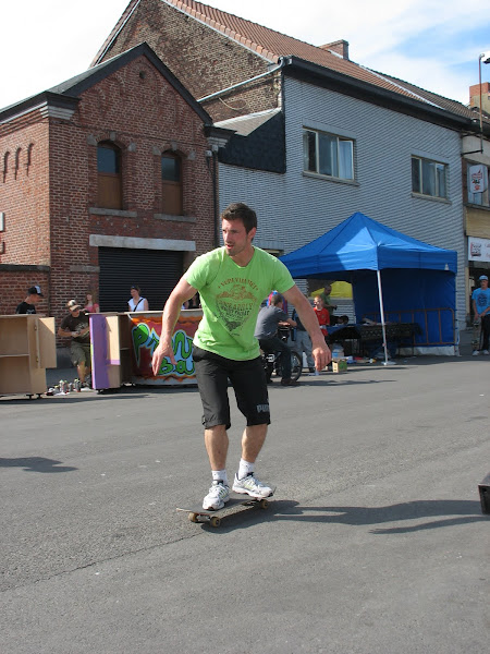 Mickaël du ParKour La Louvière test le Skate sur son sol.