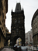 Hoje é símbolo de Praga. (torre)