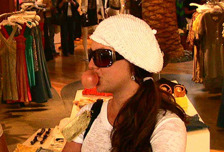 [Britney+Spears+blows+gossip.jpg]